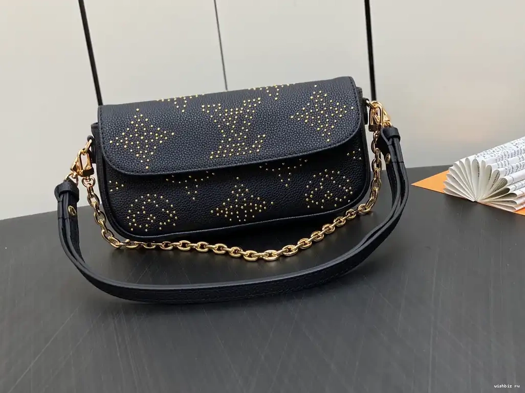 WIS Chain on Wallet Ivy LOUIS VUITTON 0424